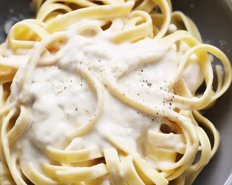 Healthy chicken alfredo made with Greek yogurt for a creamy, low-calorie meal.